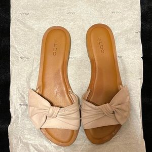 WMNS Bow Sandal